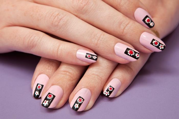 gel nail deco, srednje pastelno roza osnovni nohti s preprosto dekoracijo črne črte in majhnimi belimi in rdečimi cvetovi