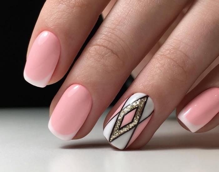pastelno rožnato-beli lak na srednje dolgih nohtih, francoski model nohtov z okrasjem v obliki prstana z geometrijskim dizajnom v roza beli in zlati bleščici