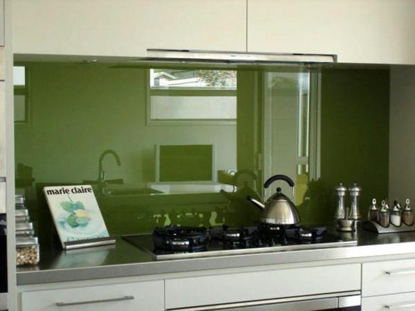 steklo-lak-kuhinja-zeleni-listi-deco-splashback-v-steklu