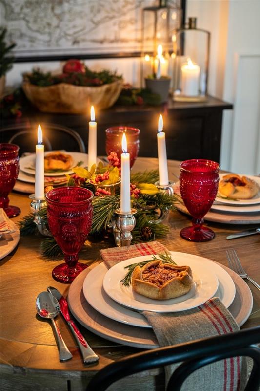 gražiausi Kalėdų stalai su „pasidaryk pats“ dekoravimu, stalo išdėstymo modelis, pagamintas iš eglių šakų ir spanguolių
