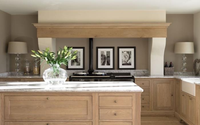 ideje za lesene kuhinjske omare s taupe stenami in belim stropom, postavitev kuhinje z lesenimi omarami in marmornimi pulti