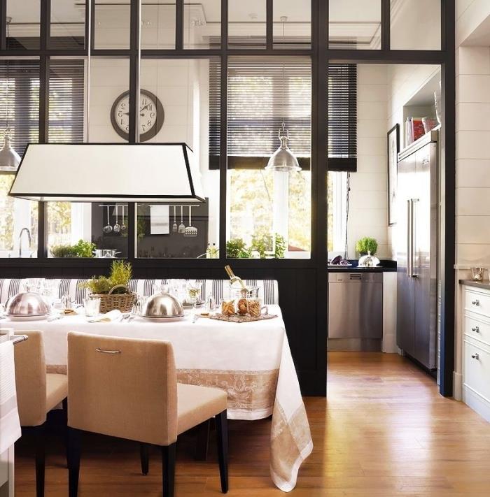 cam bölme, altın süslemeli beyaz masa örtüsü ile yemek masası nasıl dekore edilir, beyaz ve siyah mutfak düzeni