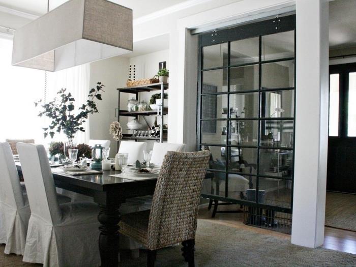 steklena pregrada, dekoracija črne jedilne mize, postavitev jedilnice napol odprta v kuhinjo