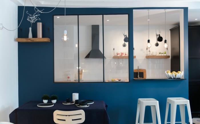 yarı açık mutfak, cam pencereli ve beyaz tavanlı modern koyu mavi duvarlı oda