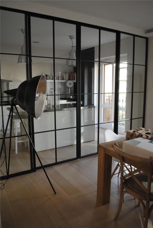 mutfak oturma odası ayırma, ahşap parke ile beyaz mutfakta endüstriyel stil sürgülü cam çatı