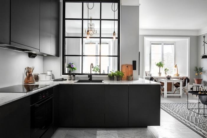 yarı açık mutfak, mermer tasarımlı mutfak düzeni yer karoları ve mat siyah modern mobilyalar
