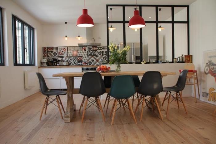kuhinjsko pohištvo z industrijskim nadstreškom, leseno in črno kuhinjsko pohištvo z rdečimi svetilkami in tlemi iz cementnih ploščic