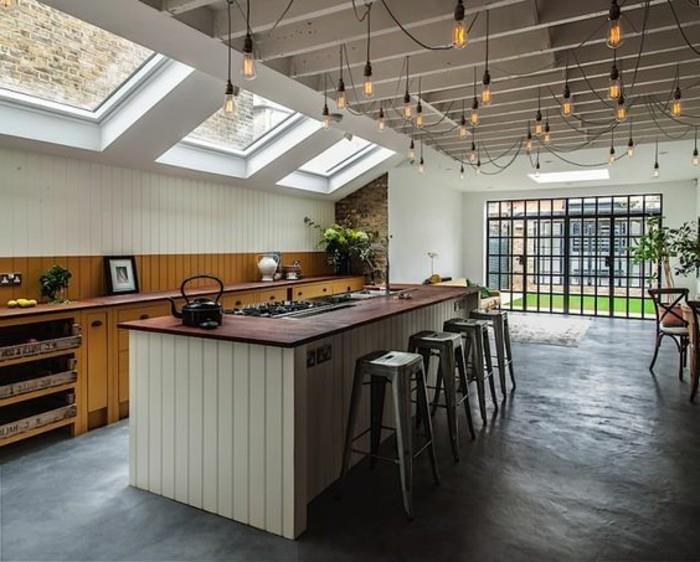 ucuz-iç-cam-zemin-cilalı-beton-çatı-pencereler-mutfak-bar