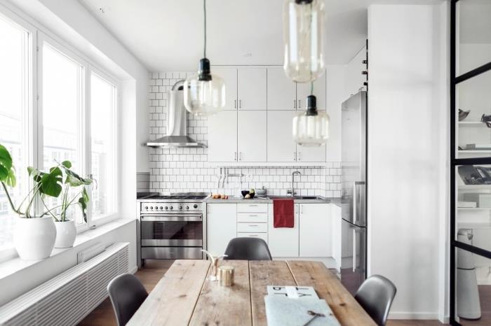 kuhinja odprta za dnevno sobo, bela kuhinja z oblikovanjem bele opeke in parketom iz temnega lesa