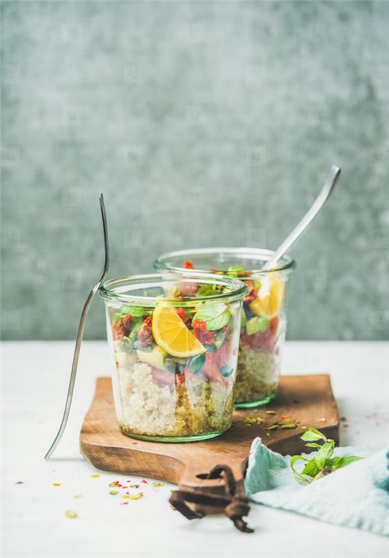 Apero simpe verrine quinoa solata zelene solate sušen paradižnik ideja za posamezno predjedo solate
