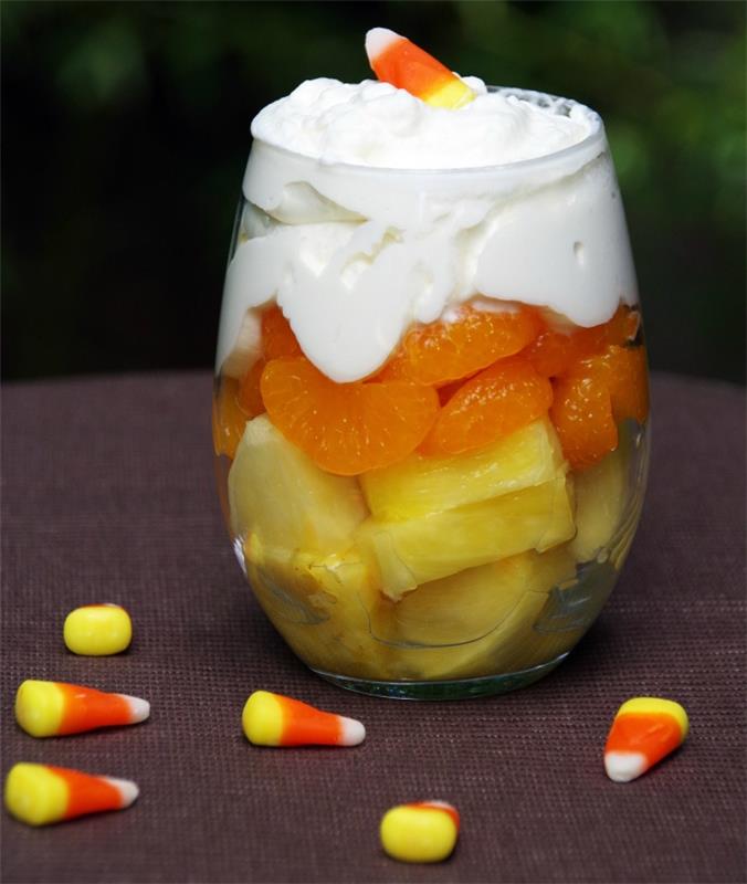 Preprost recept za verrine v barvah halloween sladkarij iz mandarin, ananasa in stepene smetane
