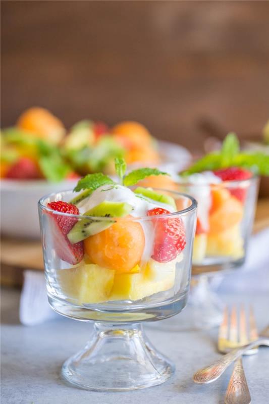 aperatif masası için bir bardak ananas, çilek, kivi ve kavun toplarında yaz salatası