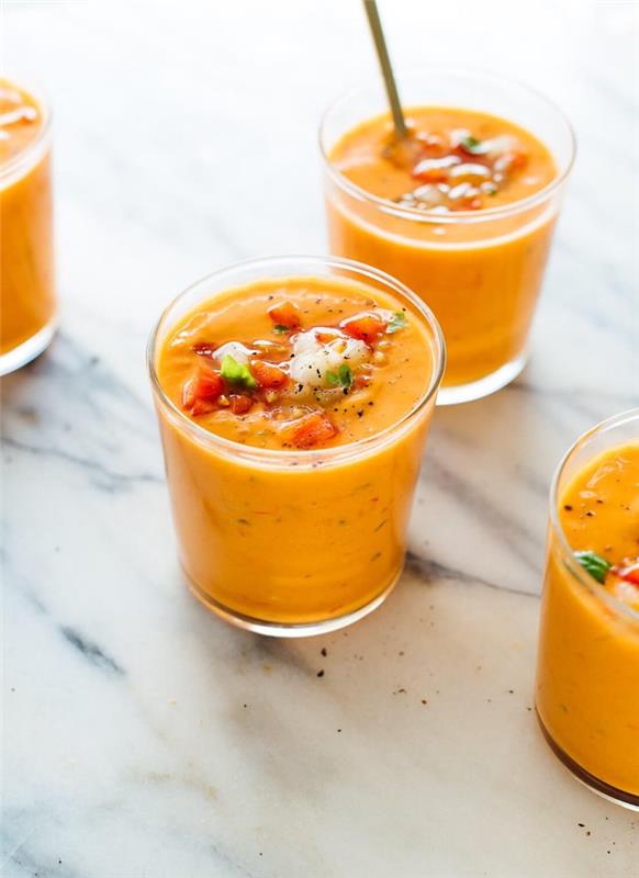 gazpacho verrine hladna zelenjavna juha, ki bo služila kot začetni izvirni aperitiv v steklu