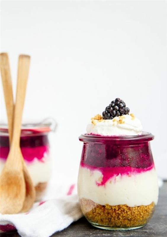 verrine-sladki-aperitivi-v-verrine-sirup-iz-malin-in-panna-cotta