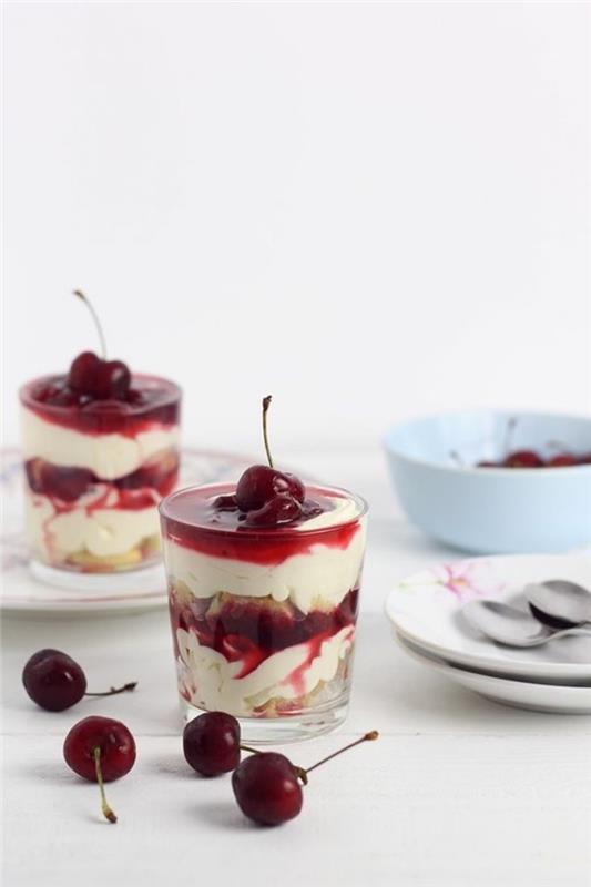 verrine-sladka-sladica-light-s-češnjami-panna-cotta