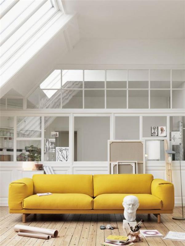baldakimas-interjeras-geltona-sofa-jaukus-baltas-interjeras