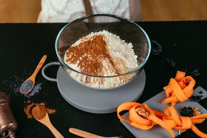 dubenyje sumaišykite sausus ingredientus, kad gautumėte pyragą su morkomis, quinoa ir migdolų miltais su cinamonu, imbieru ir kepimo milteliais
