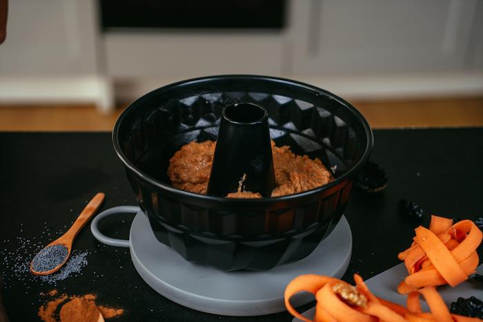 morkų pyragą sudėkite į formą, kad susidarytų morkų pyragas, ir kepkite 180 laipsnių temperatūroje