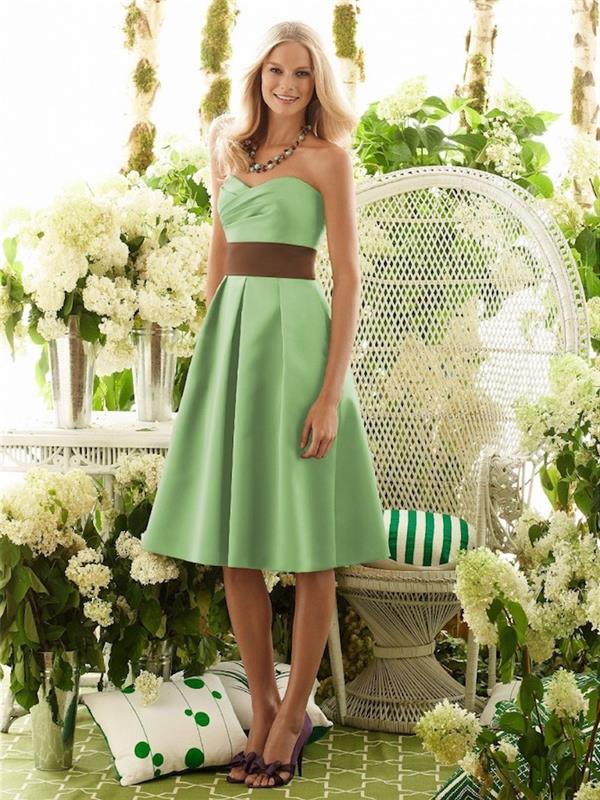 En güzel ülke şık kıyafeti kadın, kadın için ülke şık elbisesini benimsiyor yeşil kısa elbise romantik straplez kalp kahverengi kemer