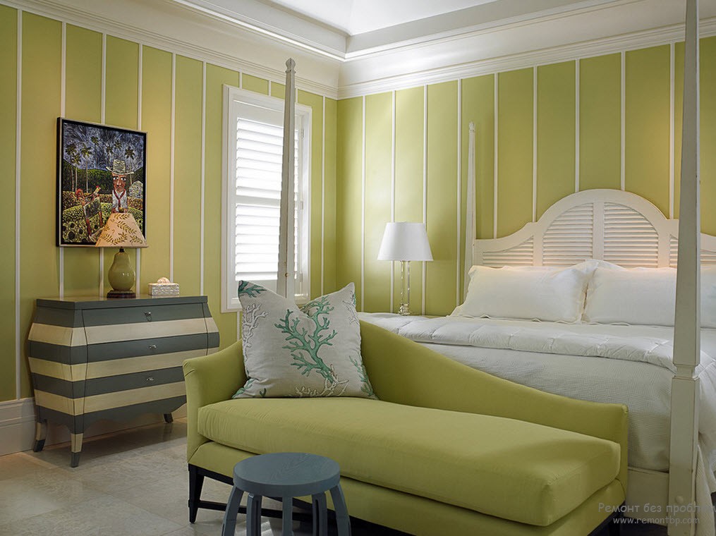 Interior elegante com listras verticais finas nas paredes