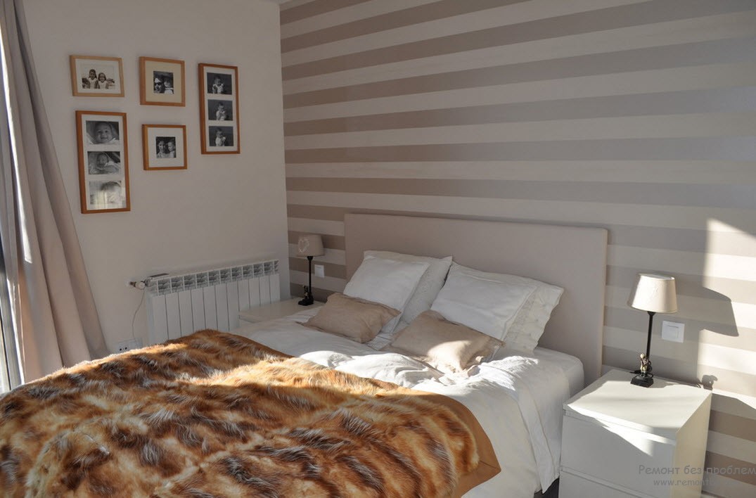 Interior nobre do quarto com listras horizontais em uma parede