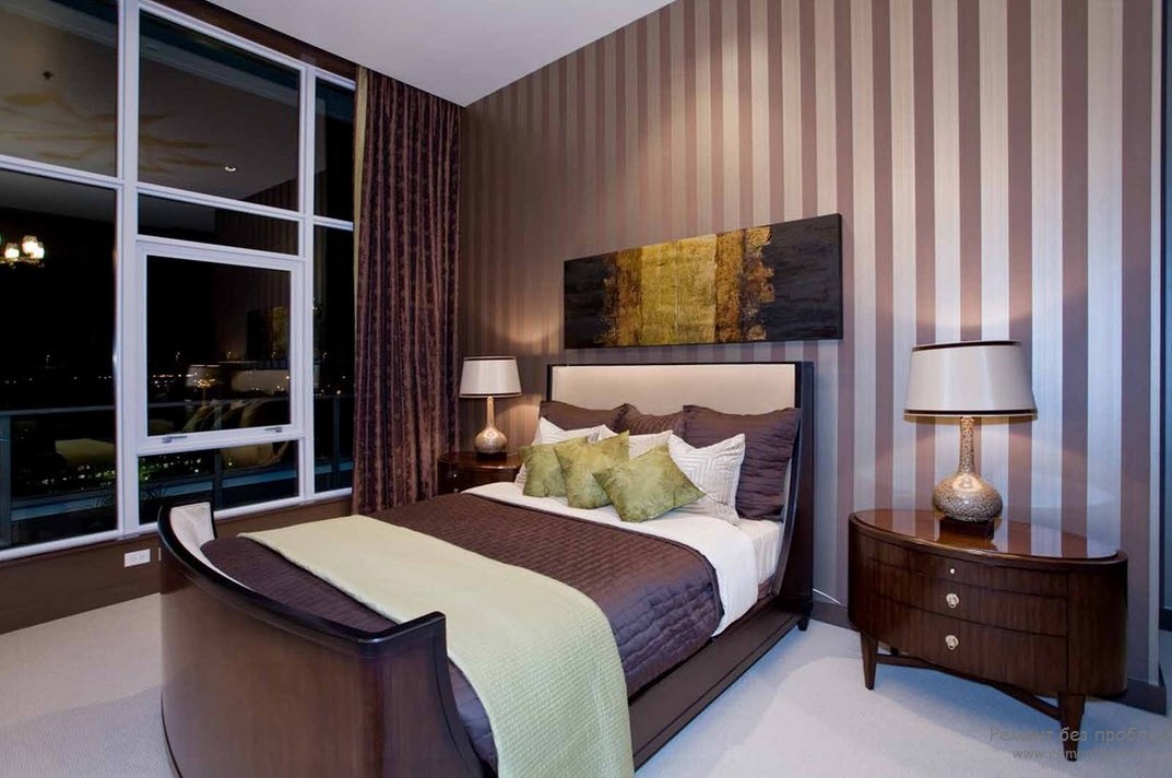 Listras verticais nas paredes do quarto estão em perfeita harmonia com o interior
