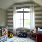子供部屋の1つの壁は広い横縞で飾られています