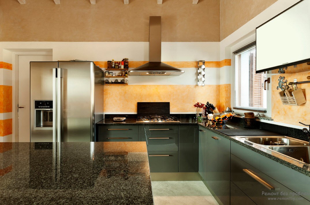 Interior da cozinha com decoração de parede de listras horizontais
