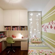 Decoração original da parede do quarto das crianças com riscas