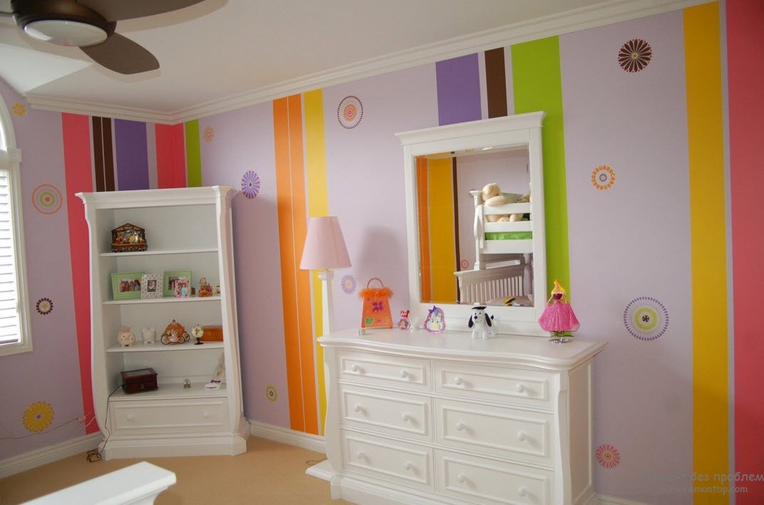 明るい色の縦縞が子供部屋の壁の模様と交互になっています