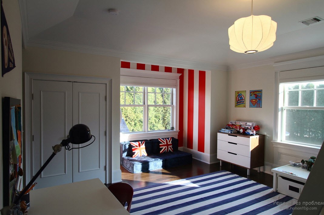 Nicho decorado com listras verticais contrastantes