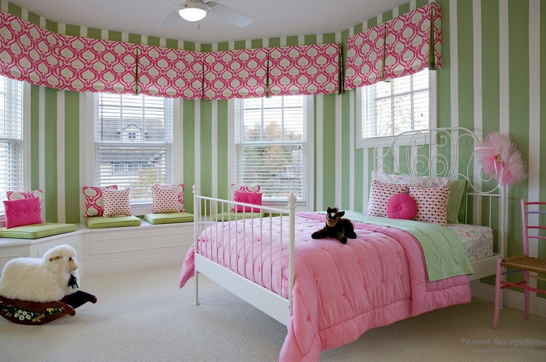 Interior delicado para o quarto de uma menina com listras verticais nas paredes