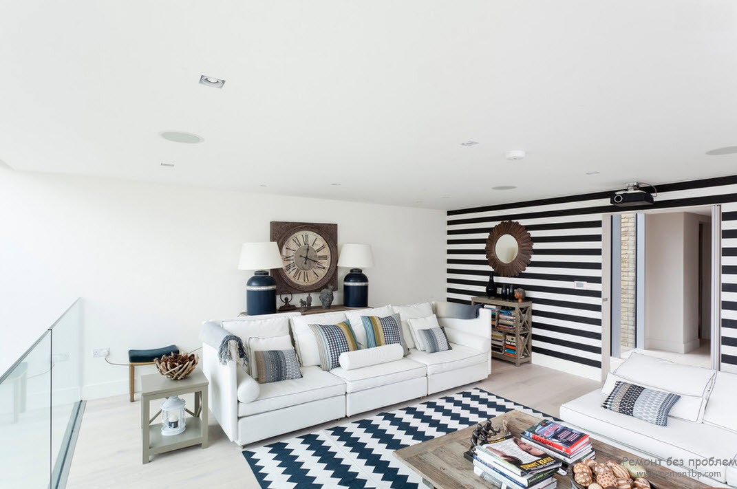 Parede decorada com listras horizontais em preto e branco contrastantes