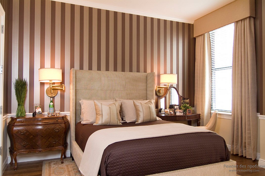 Quarto elegante e nobre com listras verticais nas paredes