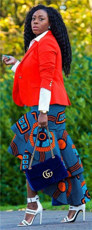 ženska s suknjičem v koralni barvi in ​​krilom v električno modri in oranžni barvi, afriška moda, vzorec afriške naramnice