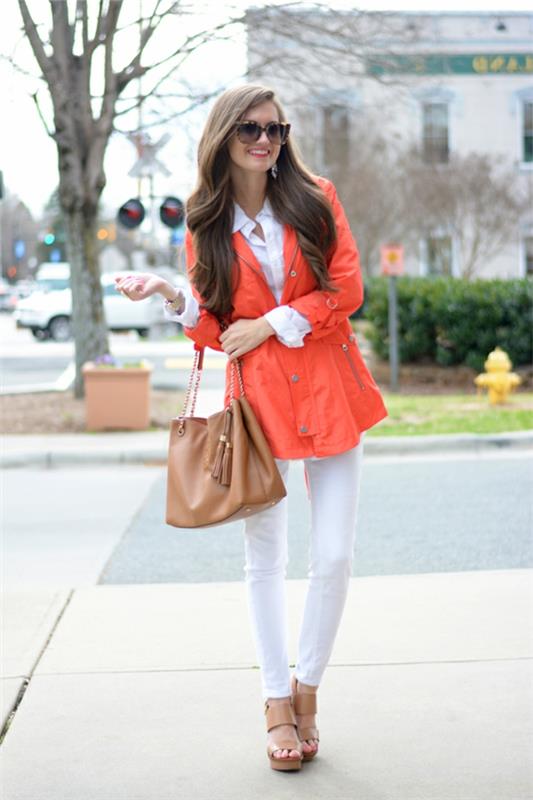 koralna jakna-za-pomlad-bela majica-in-bele hlače