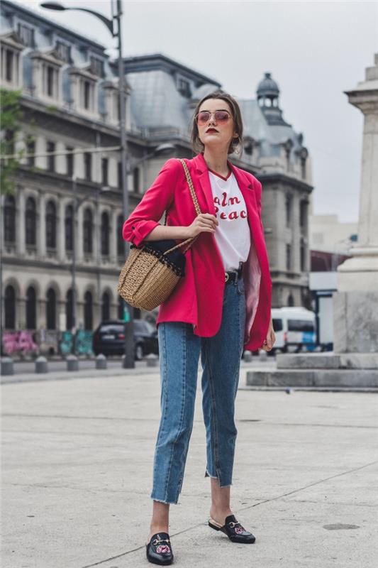 pameten priložnostni videz v ženski blazer jakni v trendovski roza barvi v kombinaciji s kavbojkami z visokim pasom in črnimi čevlji