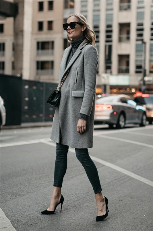 sokakta sarışın kadın, dar kot pantolon, siyah pompalar, yüksek boyunlu kazak, siyah çanta