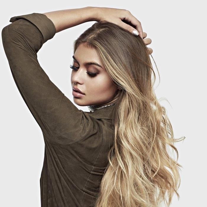 luštni dolgi valoviti lasje v ombre barvi z blond konicami in temno blond barvno korenino