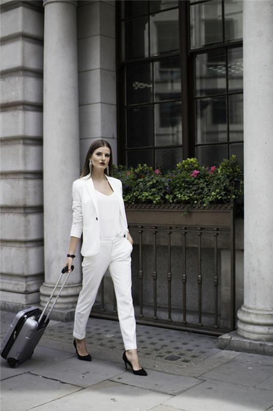 Kaip apsirengti kelionėms, baltas moteriškas kostiumas, pilkas lagaminas prašmatnus moteriškų kostiumų rinkinys