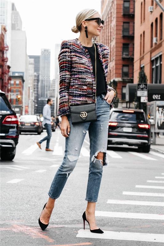 ideja, kako žensko jakno iz tvida nositi s kavbojkami, casual eleganten videz v perforiranem jeansu in visoki čevlji v črni barvi