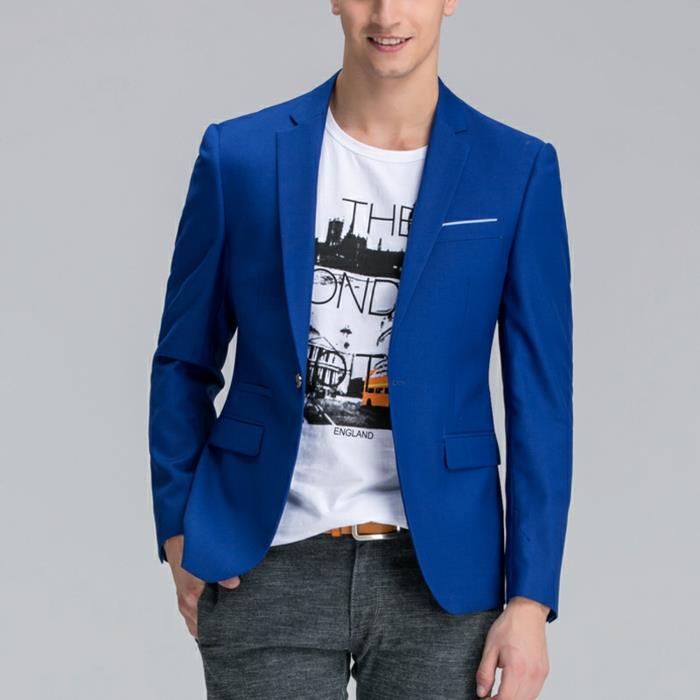 koyu mavi, erkek takım elbise ceketi, gündelik stil, siyah ve turuncu yazıtlı beyaz tişört, dar ceket klapaları, gri sigara pantolonu