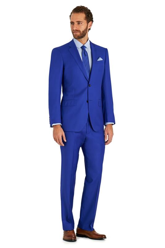 düğün kıyafeti, iş görünümü için koyu mavi takım elbise, gizli beyaz puantiyeli koyu mavi kravat, açık mavi gömlek, açık kahverengi ayakkabılar
