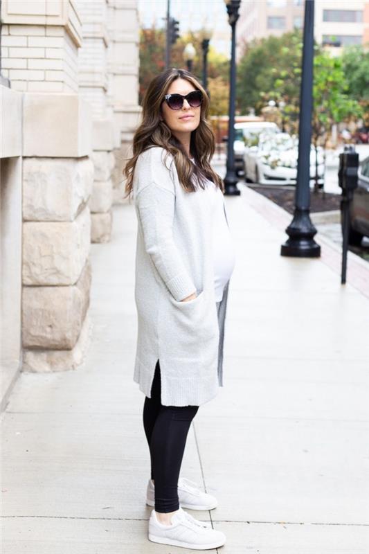 atsitiktinis prašmatnaus stiliaus nėštumo apranga, nėščia moteris atrodo juodos antblauzdžiai su balta palaidine ir ilgu megztiniu, motinystės drabužių idėja