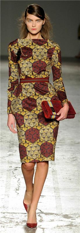 obleka z geometrijskimi vzorci v barvi opeke, afriška obleka, voščena zanka, afriški vzorec, dolžina do kolena, koničasti čevlji v rdeči barvi