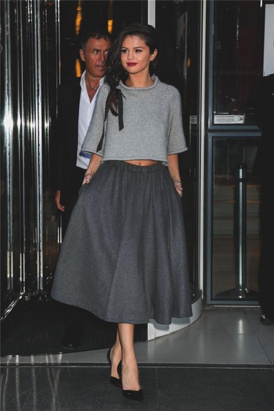 kako se dobro obleči v siv, enobarven videz Selena Gomez s temno sivim krilom in svetlo sivim puloverjem