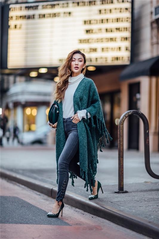 kako nositi zeleno pozimi ženska 2019, casual eleganten videz v kavbojkah in visokih čevljih s puloverjem in pončo