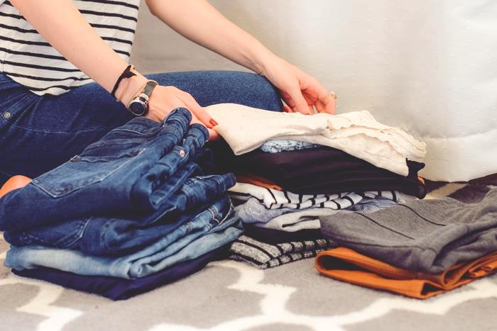 koraki, ki jih morate upoštevati, da uredite svojo garderobo, razvrstite oblačila, zamislite, kako jih shraniti