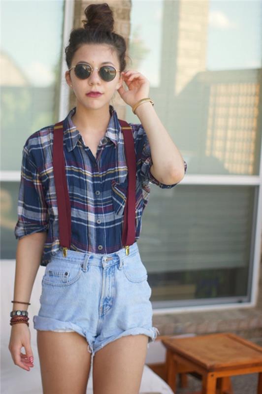 Moda za dekleta iz 90 -ih, denim hlače, naramnice in karirana srajca v slogu hipster grunge