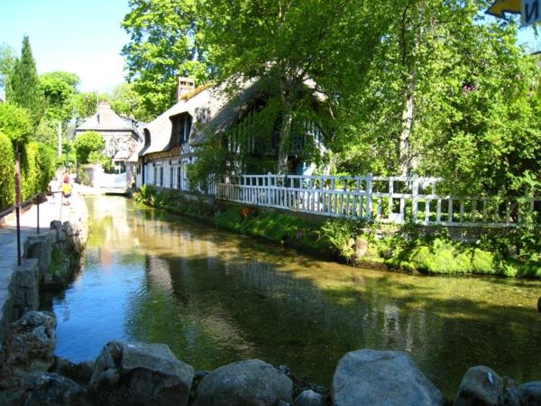 veules-maison-les-güller-çit-nehir-taşlar-doğa